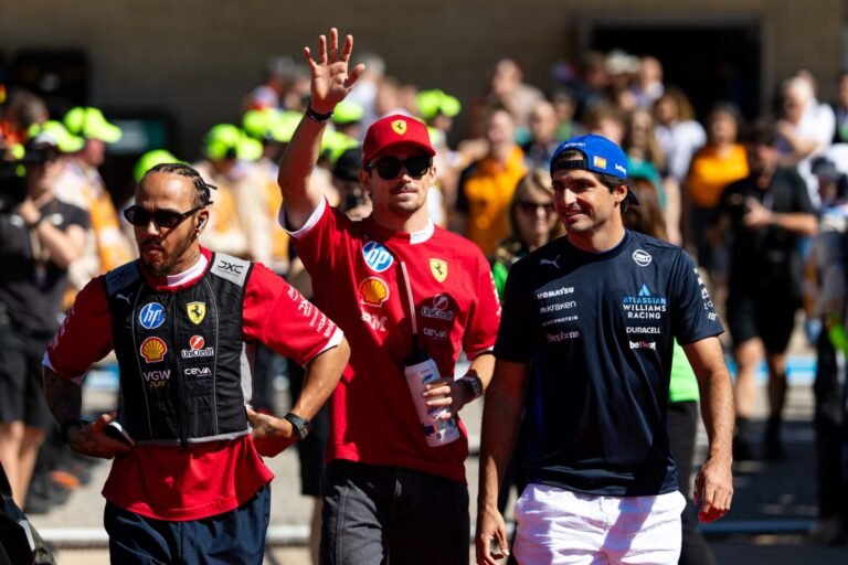 Sainz aponta Hamilton como referência de adaptação na Ferrari em 2026
