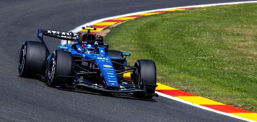 Sainz chama 2026 da Williams de “tempestade perfeita” após início atrasado, carro acima do peso e upgrades sem efeito