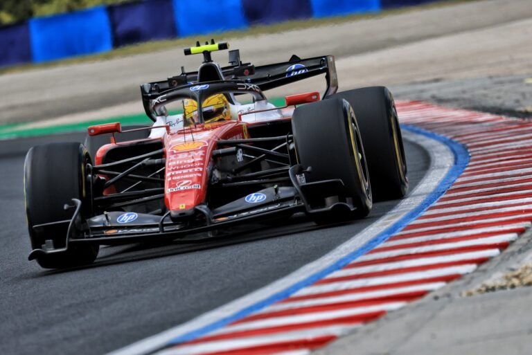 Hamilton pode seguir na Ferrari até 2028; contrato atual prevê opção por mais um ano