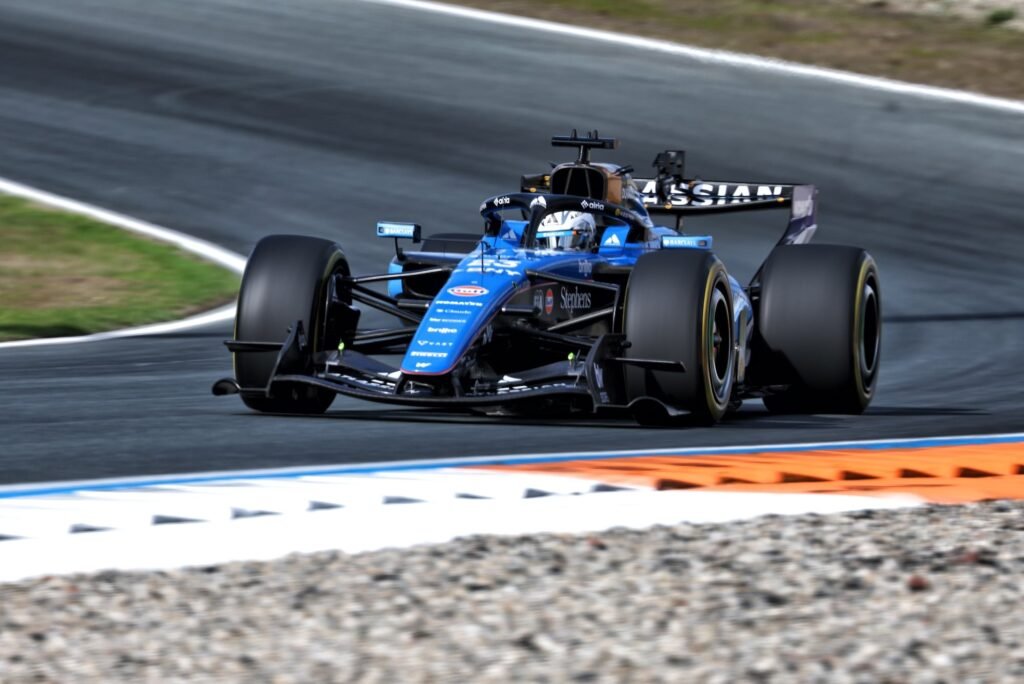 Albon renova com a Williams para 2027 e cobra reação após perda de rendimento