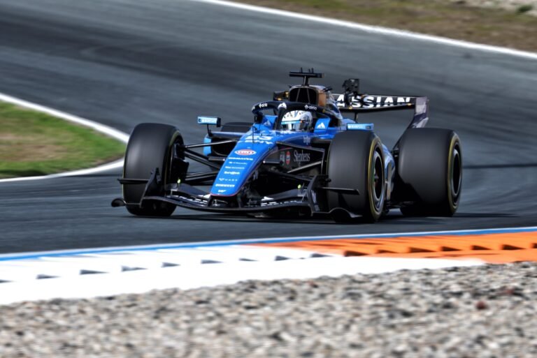 Albon renova com a Williams para 2027 e cobra reação após perda de rendimento