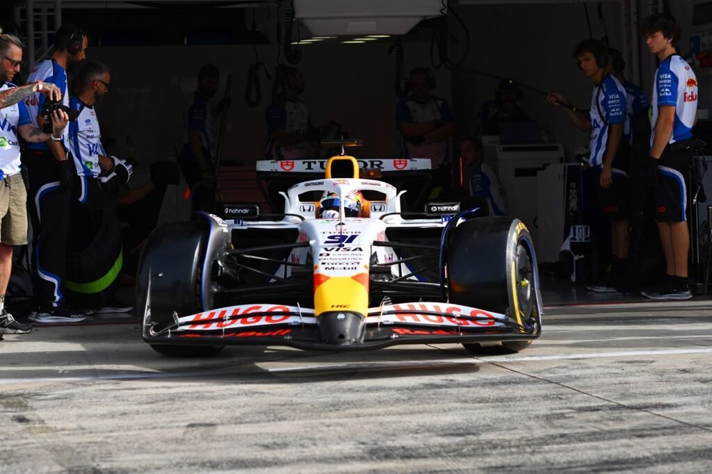 Red Bull e Racing Bulls fecham testes da Pirelli com estreia de Tsolov em carro de F1