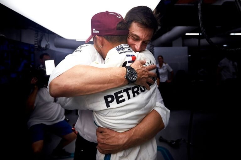 Wolff relembra atraso de Hamilton antes da pole em Singapura de 2018 e reação de Lauda