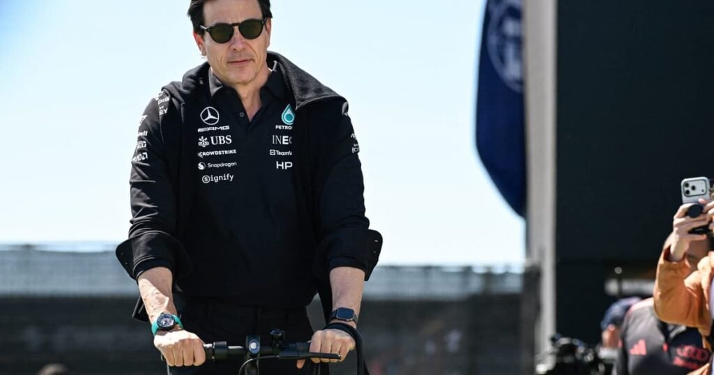 Mercedes diz que não tem verba para novas peças no W17 em meio à reação de rivais