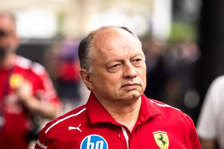 Villeneuve vê pressão sobre Vasseur aumentar após interesse de Horner na Ferrari