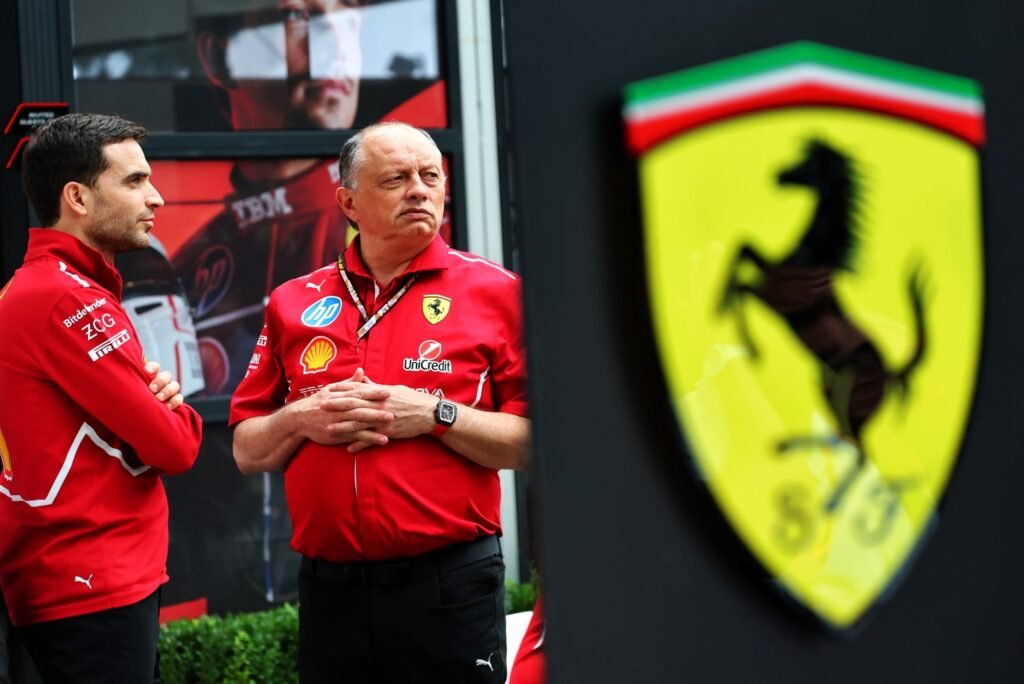 Ferrari reafirma confiança total em Vasseur após rumores sobre Horner
