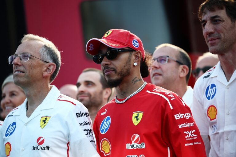Hamilton rejeita prioridade na Ferrari e pede trabalho conjunto com Leclerc