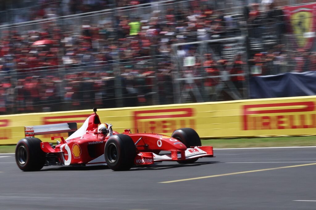 Vettel pilota Ferrari de Schumacher em homenagem da Ferrari antes do GP da Itália
