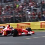 Vettel pilota Ferrari de Schumacher em homenagem da Ferrari antes do GP da Itália