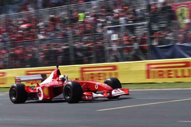 Vettel pilota Ferrari de Schumacher em homenagem da Ferrari antes do GP da Itália