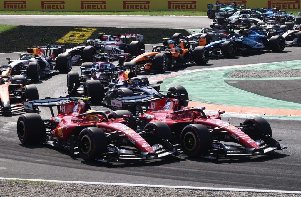 Hamilton e Leclerc divergem após incidente na largada, e Ferrari admite avaliar ordens de equipe