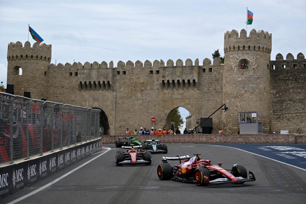 Ferrari chega a Baku com preocupação sobre acerto e desempenho em reta