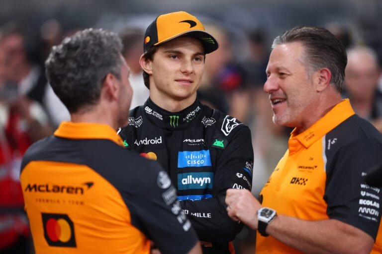 Zak Brown confirma conversas com Verstappen e mantém porta aberta na McLaren para 2028 ou 2029