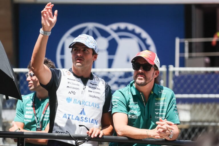 Alonso critica cobertura da DAZN após toque com Sainz e volta a falar com a emissora