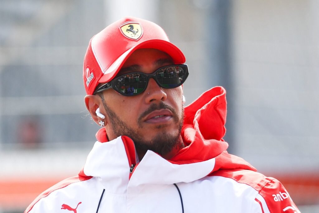 Hamilton pede desculpas à Ferrari após críticas no rádio e é repreendido pela equipe