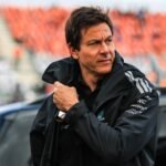 Wolff diz que Mercedes manteria acordo com Aston Martin para 2026, mas limite a clientes mudou cenário