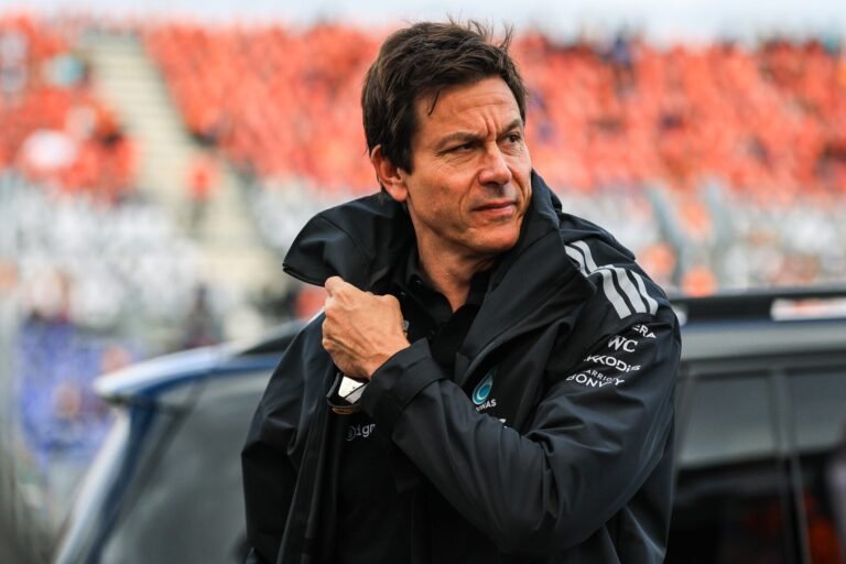 Wolff diz que Mercedes manteria acordo com Aston Martin para 2026, mas limite a clientes mudou cenário