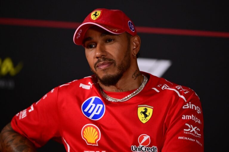 Hamilton enfrenta cobrança na Ferrari após erros estratégicos e pior temporada desde 2013