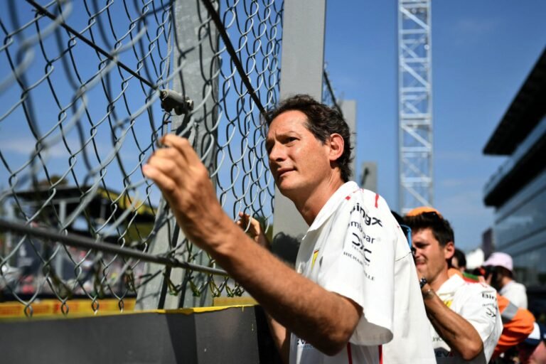 Ferrari sai da Itália com só oito pontos, enquanto Antonelli vence e comemora com os tifosi