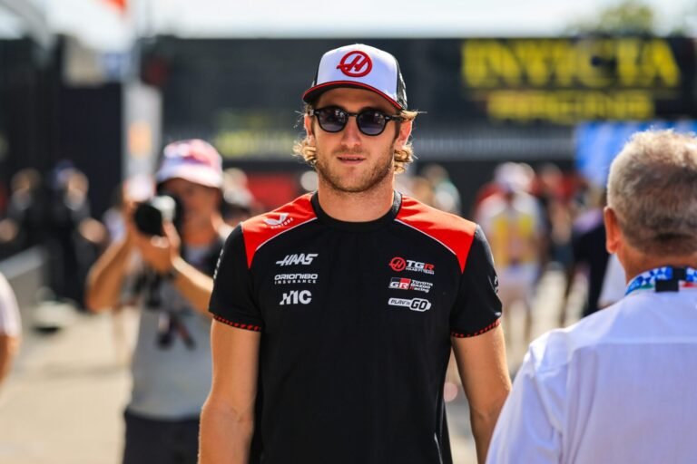 Haas adia decisão sobre dupla de 2027 e avalia Jack Doohan para vaga ao lado de Bearman