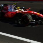Hamilton ignora cinco chamados da Ferrari após batida e amplia interrupções no GP da Espanha