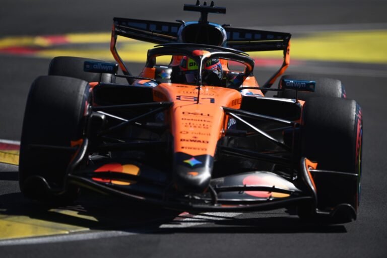 Piastri sofre dano na largada, não troca asa e termina GP da Espanha em oitavo