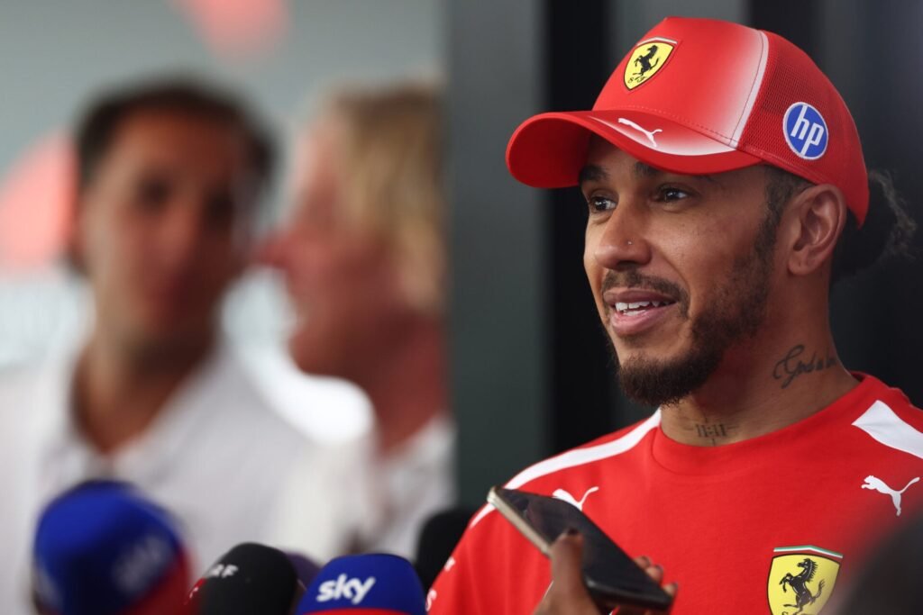 Hamilton diz que recorreu até a “rezar” após erros de estratégia da Ferrari em 2026