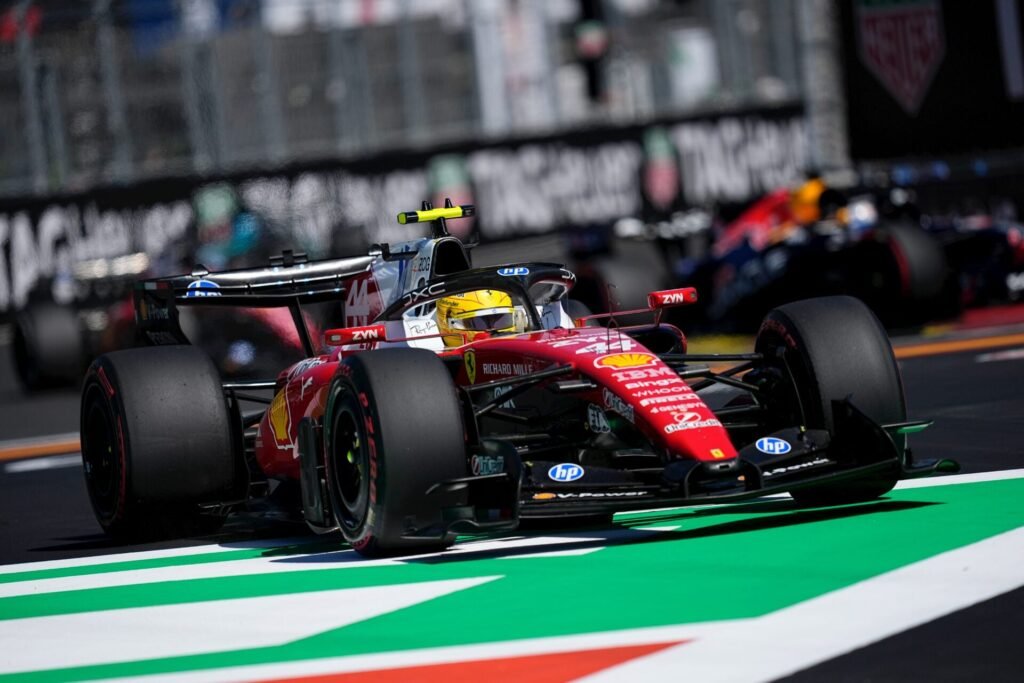 Hamilton abandona no GP da Espanha após falha de freio; volta extra após chamado aos boxes gera críticas