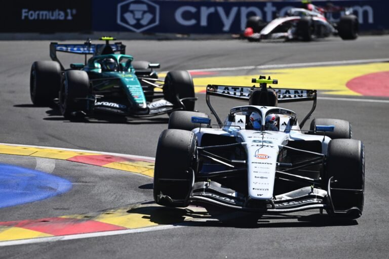 Alonso contesta versão de Sainz após punição por toque no GP da Espanha