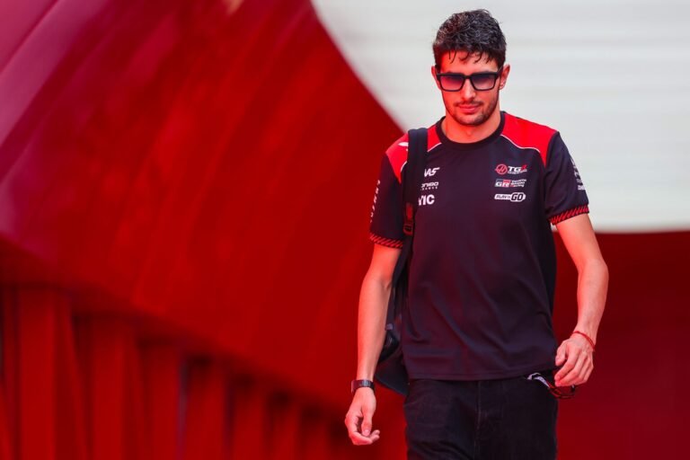 Esteban Ocon deixará a Haas no fim de 2026, com Rafael Câmara cotado para a vaga
