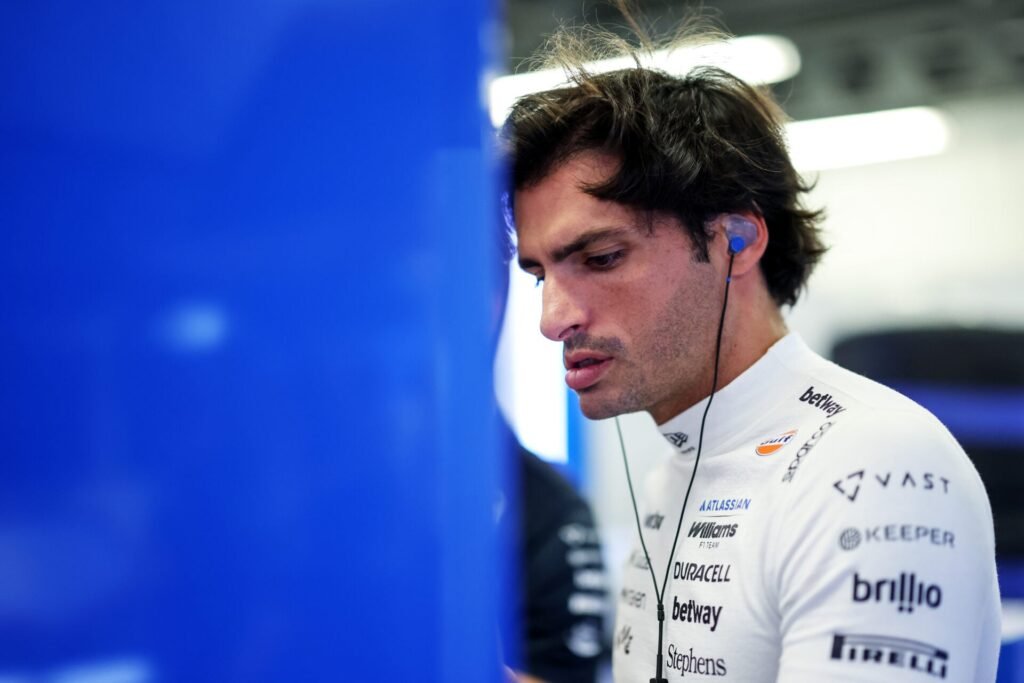 Williams admite erros em reunião privada e acerta novo contrato com Sainz para 2027