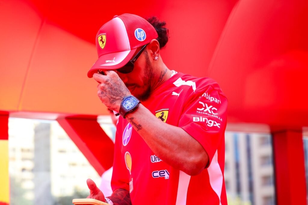 Hamilton cobra mudanças na Ferrari após sequência de erros e críticas internas