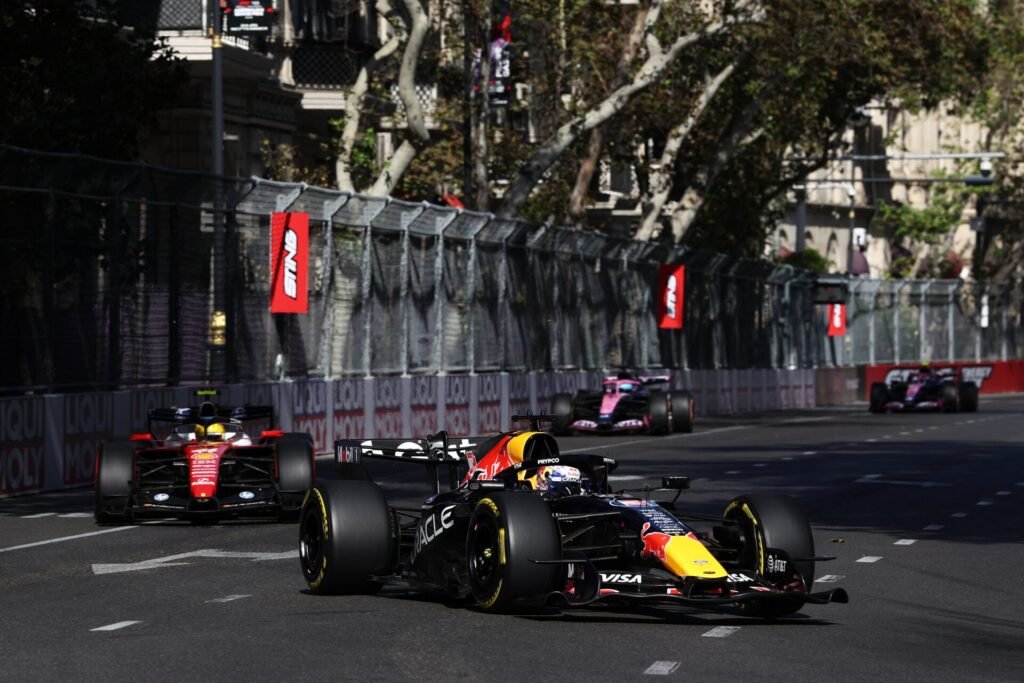 Hamilton cobra investigação na Ferrari após dificuldades no GP do Azerbaijão