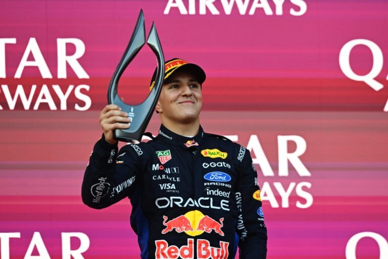 Hadjar volta à Red Bull com pódio em Baku e amplia contraste com breve passagem de Lawson