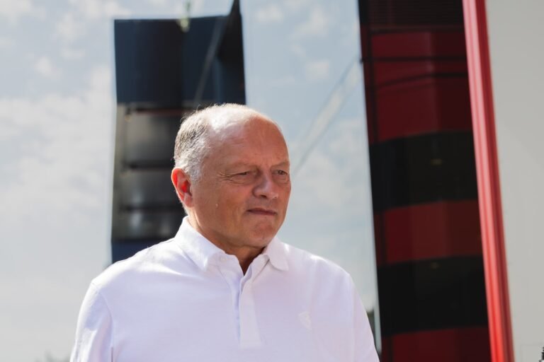 Vasseur admite que Ferrari terá de decidir sobre ordens de equipe após toque entre Hamilton e Leclerc