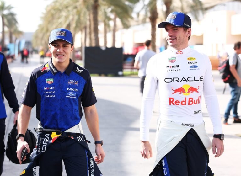 Villeneuve aprova estratégia da Red Bull com Verstappen à frente de Hadjar no Azerbaijão