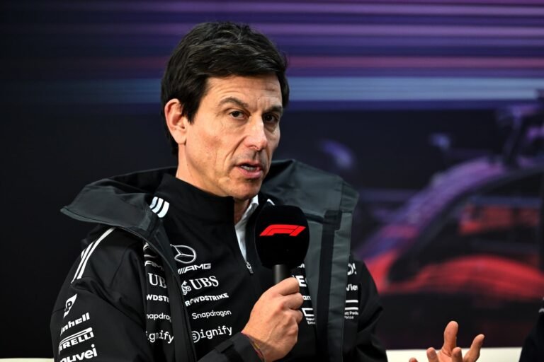 Wolff diz que Mercedes busca caminho para Russell atingir potencial máximo em 2026