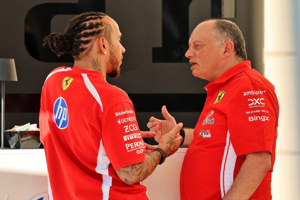 Hamilton pede mudanças na Ferrari e cobra regras internas após episódios na pista