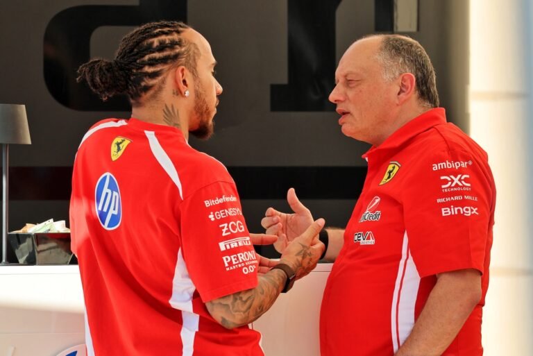 Hamilton pede mudanças na Ferrari e cobra regras internas após episódios na pista