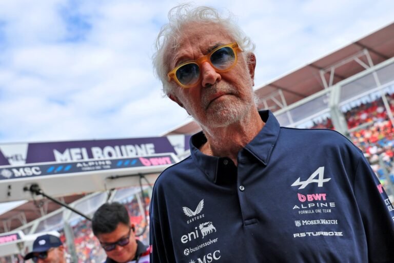 Briatore comenta tensão na Ferrari em 2026 e diz que equipe vive “em pé de guerra”