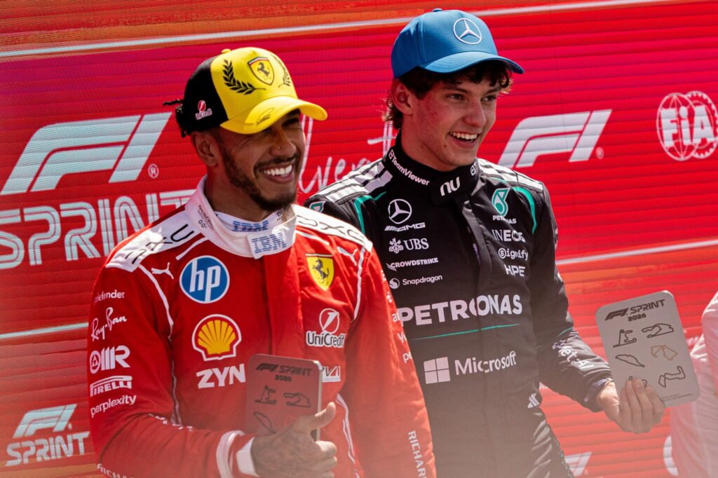 Hamilton vê Antonelli na Ferrari no futuro, mas aponta barreira na Mercedes