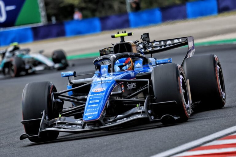 Sainz diz que principal aposta da Williams já está voltada ao carro de 2027