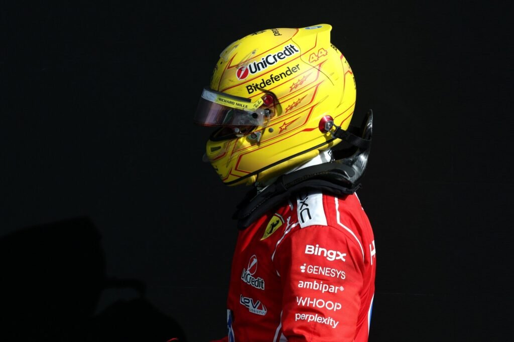 Hamilton diz que Ferrari perdeu chance de ajudá-lo com ordens de equipe após etapa da Itália