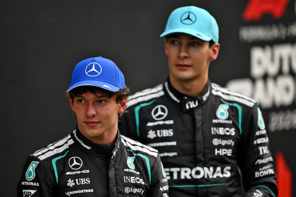 Russell diz que pressão pelo título da F1 2026 está mais com Antonelli
