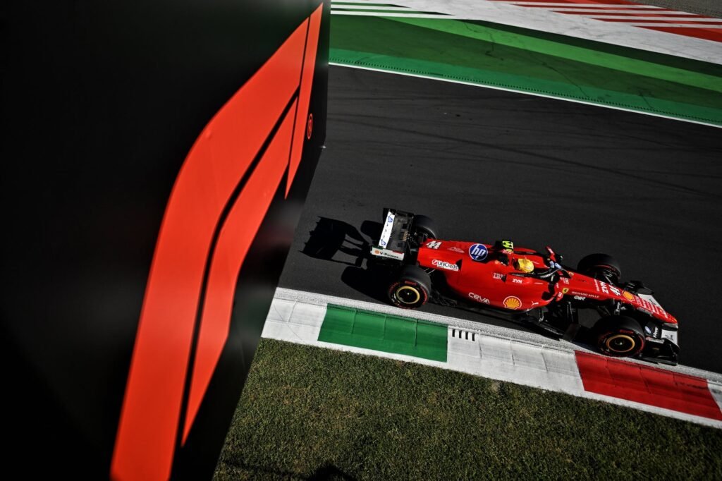 Hamilton cobra regras de disputa interna na Ferrari após incidente com Leclerc