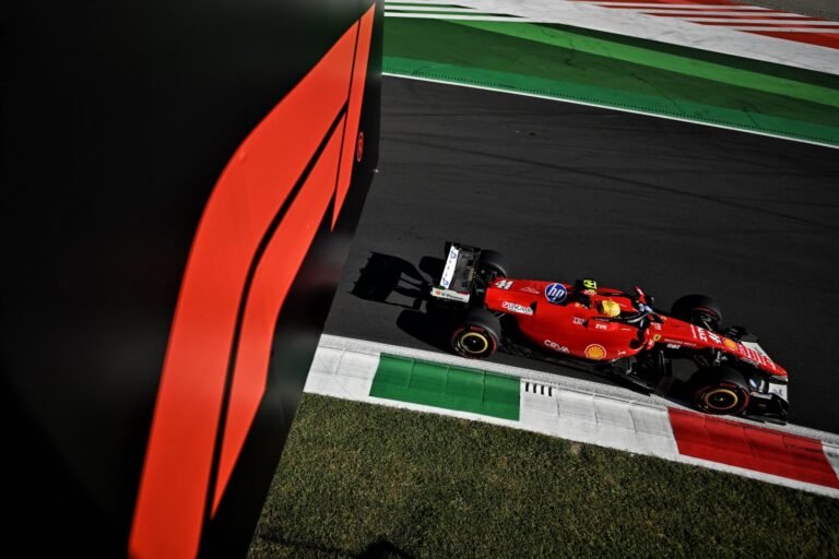 Hamilton cobra regras de disputa interna na Ferrari após incidente com Leclerc