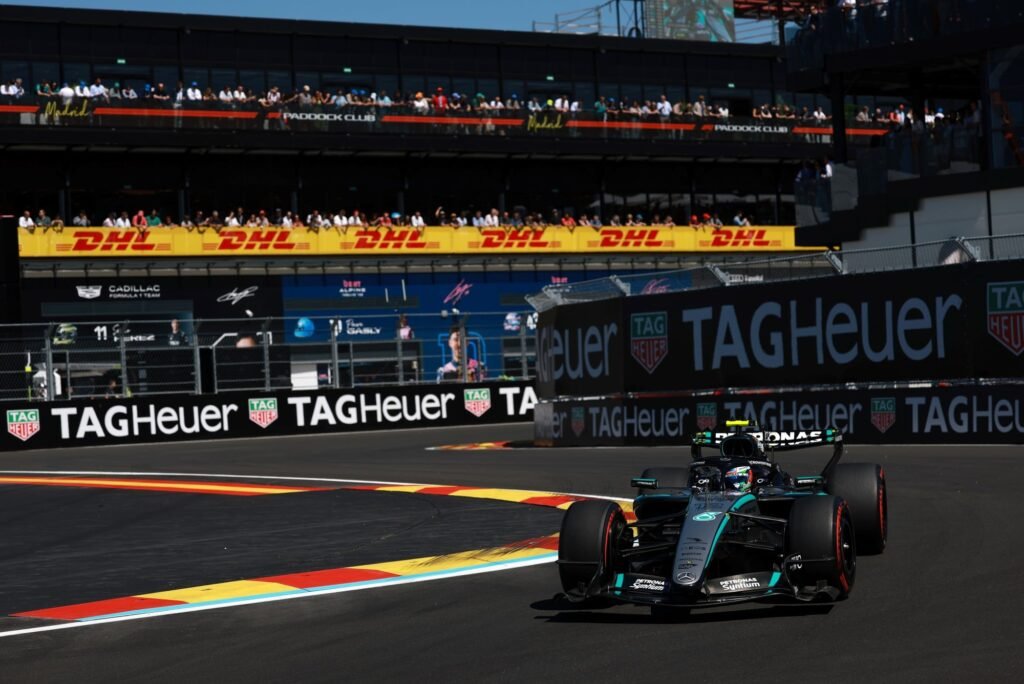 Russell vence em Baku, encosta em Antonelli e Verstappen prevê punição no grid