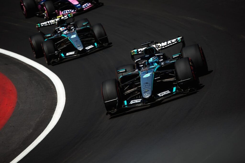 Mercedes lidera ritmo de corrida no GP da Espanha, com Russell à frente de Verstappen