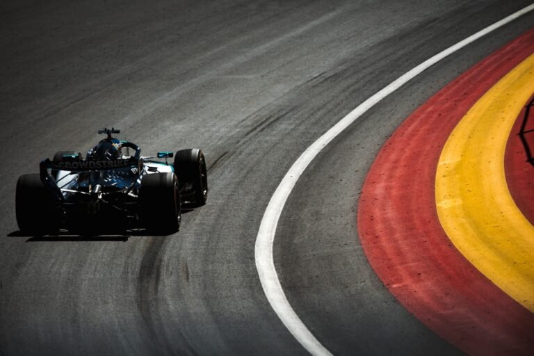 Mercedes tenta destravar desempenho de Russell após temporada irregular ao lado de Antonelli