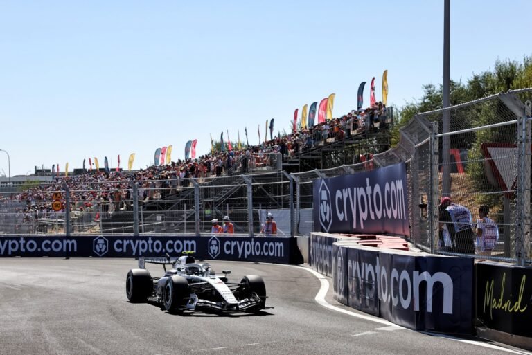 Bottas defende modelo da Cadillac com operação dividida entre EUA e Inglaterra na F1